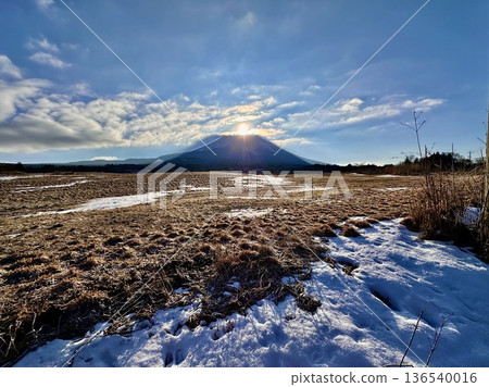 富士山、太陽和升起的雲層 136540016