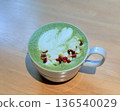 木桌上的抹茶拿鐵拉花 136540029