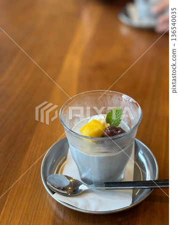 Japanese-style black sesame pudding parfait 136540035