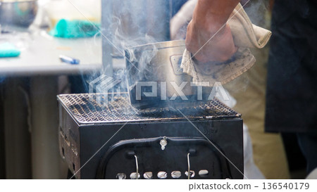 在烤肉架上使用旺盛的木炭火進行戶外烹飪 在烤肉架上使用旺盛的木炭火進行戶外烹飪 136540179