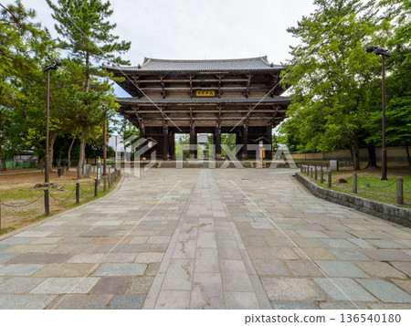 從正面看東大寺南門 從正面看東大寺南門 136540180