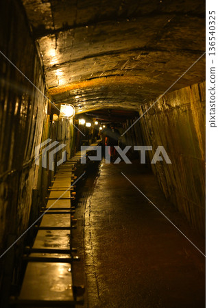 帶燈光的地下通道 136540325