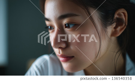 一位日本女性的特寫肖像 136540358
