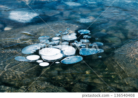 湖冰困住的氣泡 湖冰困住的氣泡 136540408