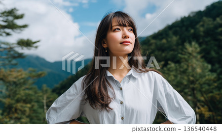 一位日本女性在自然中眺望未來的肖像 136540448
