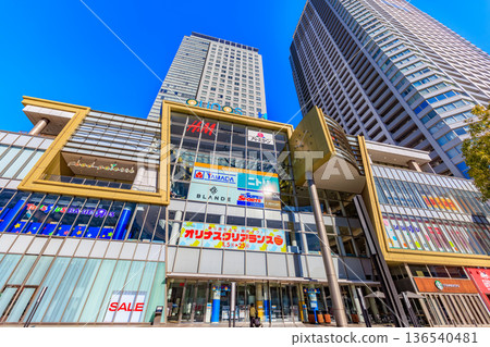 墨田區、東京 Olinas 購物中心和 Olinas 塔的城市景觀 136540481