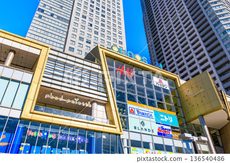 墨田區、東京 Olinas 購物中心和 Olinas 塔的城市景觀 136540486