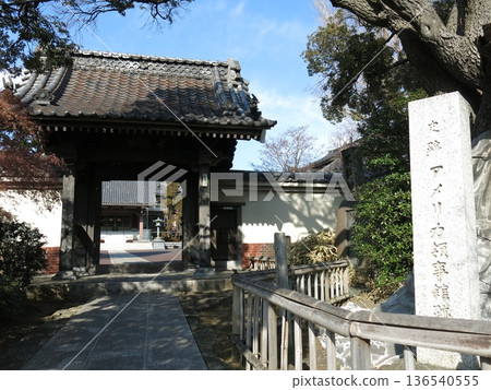 橫濱市神奈川區的本覺寺(三門及刻有「歷史遺址:原美國領事館舊址」字樣的石碑) 橫濱市神奈川區的本覺寺(三門及刻有「歷史遺址:原美國領事館舊址」字樣的石碑) 136540555