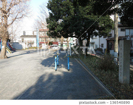 Kanagawa-dori Higashi Park in Kanagawa Ward, Yokohama City, where a stone monument reading "Historic Site: Former Dutch Consulate" stands. 136540890