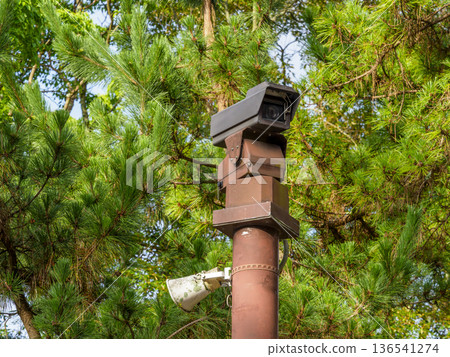 安裝在公園的監控攝像頭 136541274