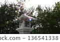 一座散發光芒的石燈籠－片刻的光芒灑下 136541338
