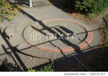 樹蔭下的公園裡的沙坑 樹蔭下的公園裡的沙坑 136541357