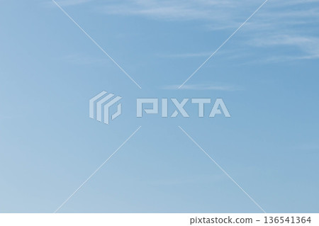 柔和的傍晚藍天背景（有云，自然風格） 136541364