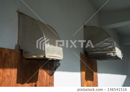 成排的排氣管道 成排的排氣管道 136541516