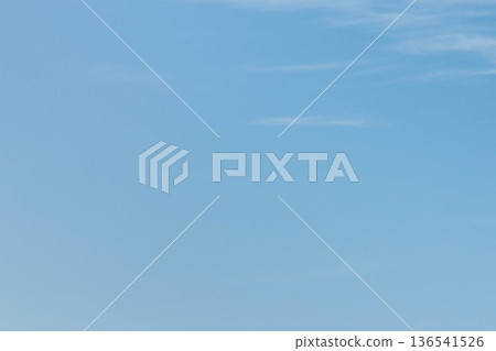 背景是水平流動的雲和淡藍色的天空 136541526