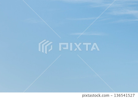 背景是水平流動的雲和淡藍色的天空 136541527