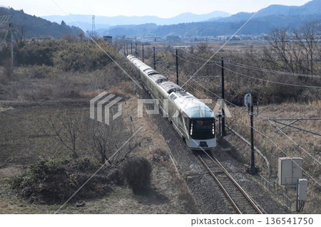 敷島列車穿過笠間市的鄉村,屬於水戶線。 敷島列車穿過笠間市的鄉村,屬於水戶線。 136541750
