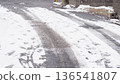 汽車駛過後，路面積雪覆蓋。 136541807