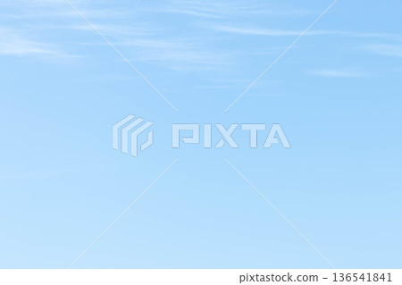 背景素材為水平流動的雲和淺藍色天空（極簡風格） 136541841