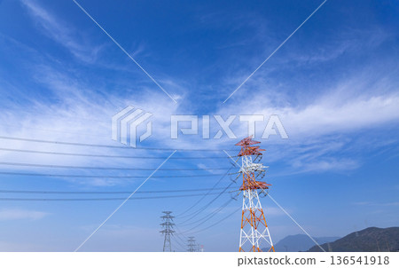 藍天下聳立著高壓輸電線路和鐵塔 藍天下聳立著高壓輸電線路和鐵塔 136541918