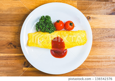 蛋包飯：一道經典的西式菜餚，蓬鬆的雞蛋淋上番茄醬。 136542376