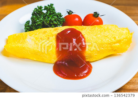 蛋包飯：一道經典的西式菜餚，蓬鬆的雞蛋淋上番茄醬。 136542379