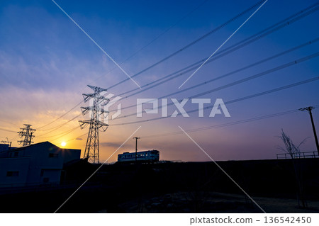 夕陽下，鋼塔和火車熠熠生輝。 136542450