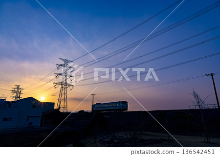 夕陽下，鋼塔和火車熠熠生輝。 136542451