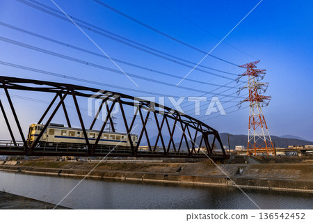 一列火車正駛過橫跨保滿江的築保本線鐵路橋。 一列火車正駛過橫跨保滿江的築保本線鐵路橋。 136542452