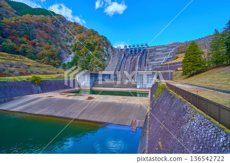 View of Miho Dam in Yamakita Town, Kanagawa Prefecture, during the autumn foliage 136542722
