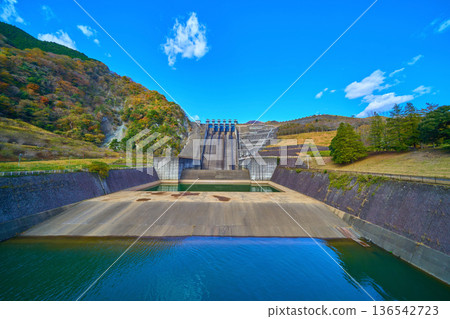 神奈川縣山北町三保水壩秋季紅葉景色 136542723