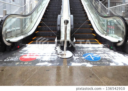 因積雪而變得濕滑的自動扶梯 136542910