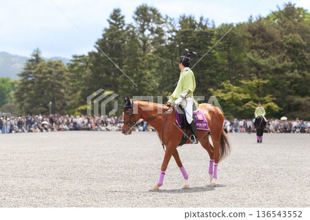 京都府葵祭上,一名身著和服的騎兵正在執勤。 京都府葵祭上,一名身著和服的騎兵正在執勤。 136543552