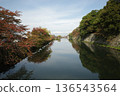 Autumn scenery reflected in the castle moat 136543564