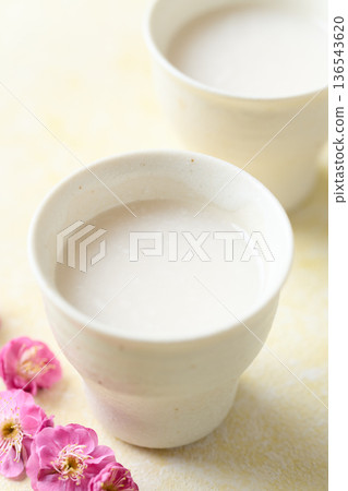 用麴菌釀造的甜酒倒入小杯中 136543620