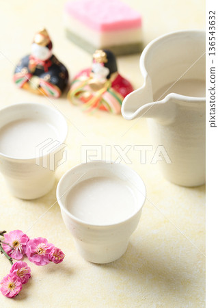 用麴菌釀造的甜酒倒入小杯中 用麴菌釀造的甜酒倒入小杯中 136543632
