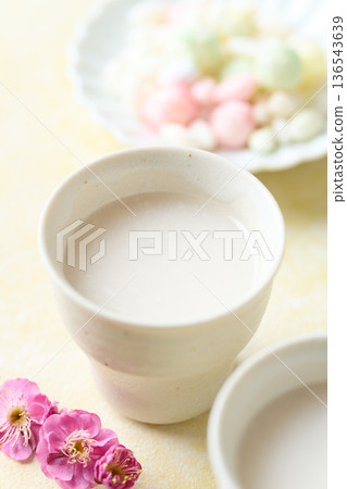 用麴菌釀造的甜酒倒入小杯中 用麴菌釀造的甜酒倒入小杯中 136543639