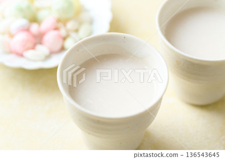 用麴菌釀造的甜酒倒入小杯中 136543645