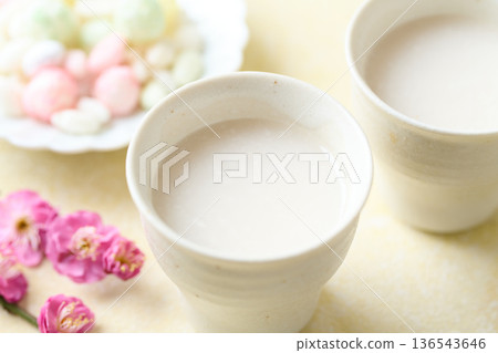 用麴菌釀造的甜酒倒入小杯中 136543646