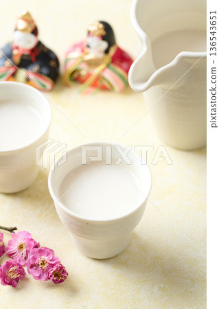 用麴菌釀造的甜酒倒入小杯中 用麴菌釀造的甜酒倒入小杯中 136543651