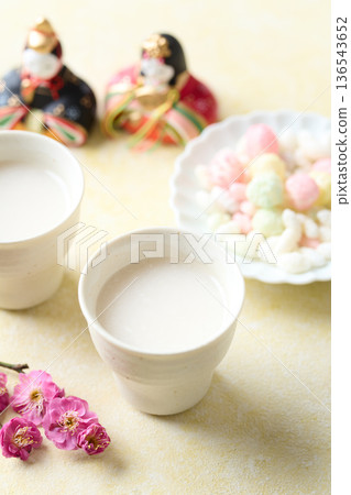 用麴菌釀造的甜酒倒入小杯中 136543652