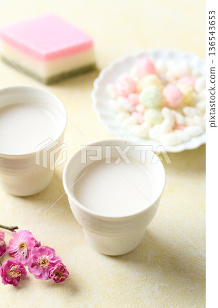 用麴菌釀造的甜酒倒入小杯中 用麴菌釀造的甜酒倒入小杯中 136543653