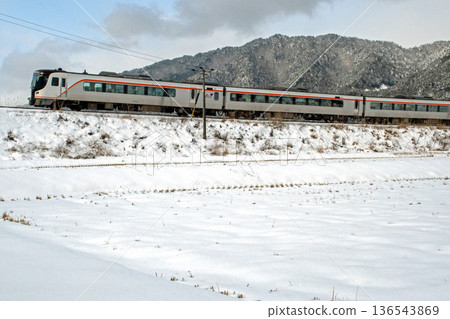 在藍天之下,高山本線飛驒特快列車(HC85系列)沿著銀白色的稻田疾馳。 在藍天之下,高山本線飛驒特快列車(HC85系列)沿著銀白色的稻田疾馳。 136543869