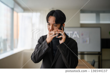 打電話時摀住嘴 136544137