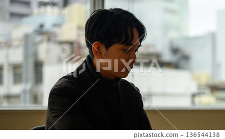 一個男人靜靜地思考著。 136544138