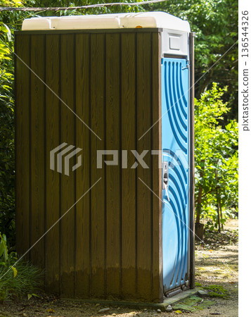 路邊搭建的臨時廁所 路邊搭建的臨時廁所 136544326