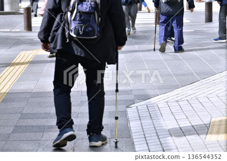 日本橫濱的城市景觀：階梯與不平整的路面…老化社會。拄著拐杖的老人 = 橫濱市（橫濱站西口） 136544352