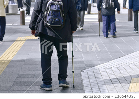 日本橫濱的城市景觀：階梯與不平整的路面…老化社會。拄著拐杖的老人 = 橫濱市（橫濱站西口） 136544353