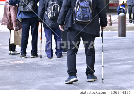 日本橫濱的城市景觀：階梯與不平整的路面…老化社會。拄著拐杖的老人 = 橫濱市（橫濱站西口） 136544355