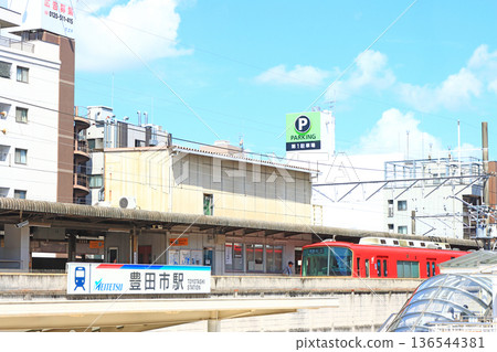 愛知縣豐田市名鐵豐田市站停靠的電車風景 愛知縣豐田市名鐵豐田市站停靠的電車風景 136544381